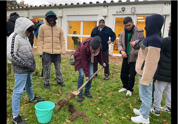 Schüler der Willkommensschule helfen bei der Bodenprobe.