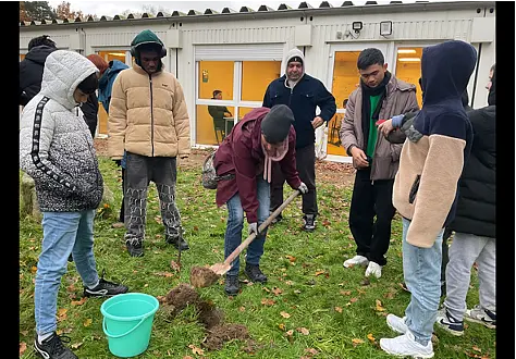Schüler der Willkommensschule helfen bei der Bodenprobe.